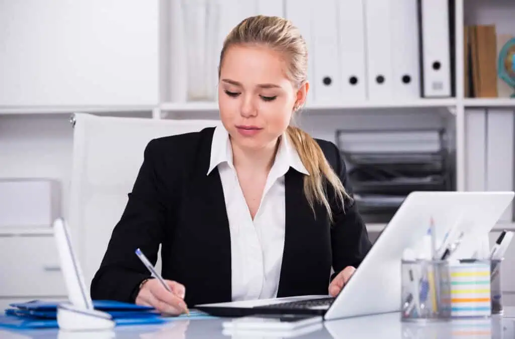 Female interim payroll specialist focused on work